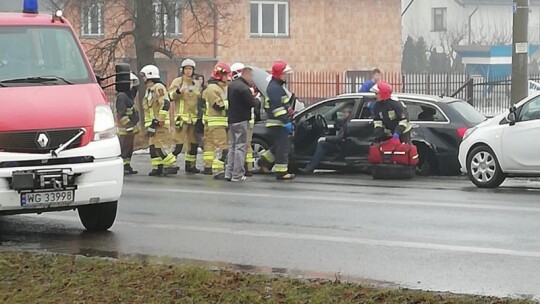 Bus z 12 osobami wylądował w rowie