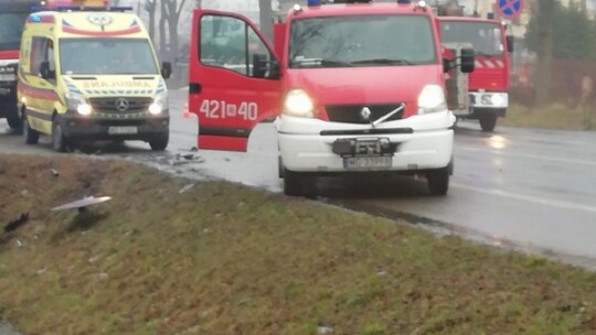 Bus z 12 osobami wylądował w rowie