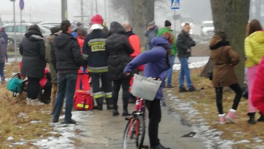 Bus z 12 osobami wylądował w rowie