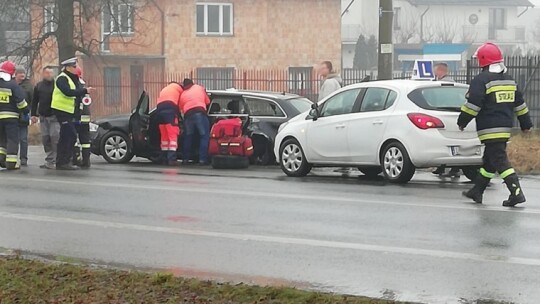 Bus z 12 osobami wylądował w rowie