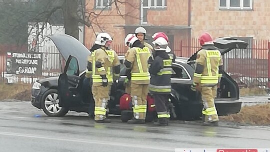 Bus z 12 osobami wylądował w rowie