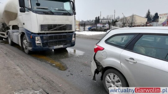 Cementowóz wjechał w osobówkę