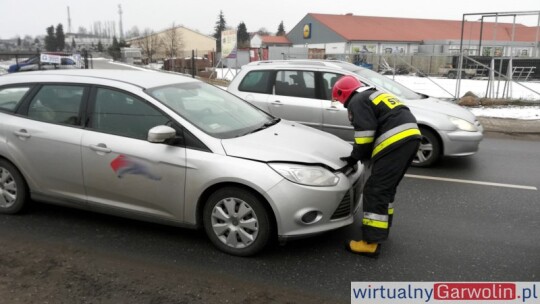 Cementowóz wjechał w osobówkę