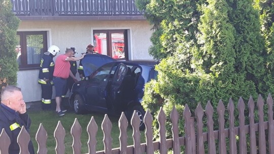 Wypadek w Choinach. Toyota wjechała w dom