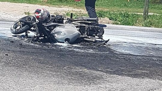 Motocykl stanął w płomieniach. Kierowca poparzony
