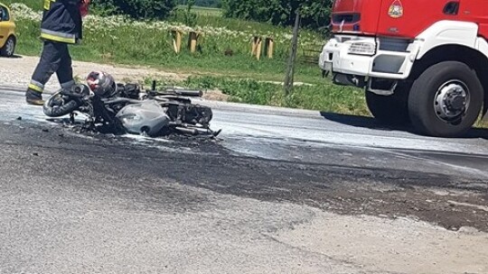 Motocykl stanął w płomieniach. Kierowca poparzony