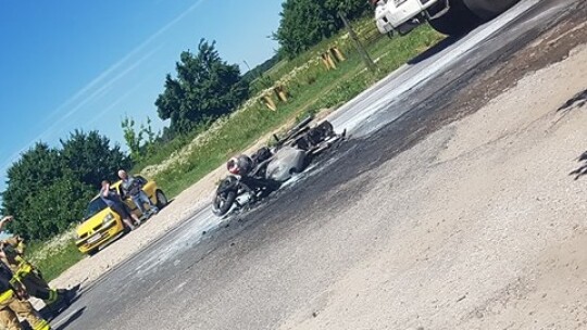 Motocykl stanął w płomieniach. Kierowca poparzony