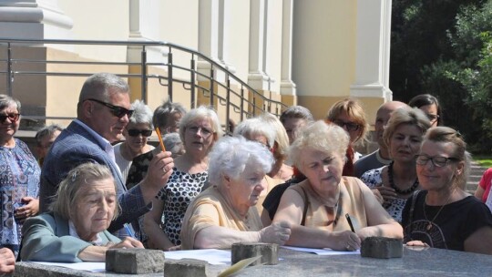 Pomnik św. Anny stanął przed kolegiatą