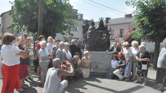 Pomnik św. Anny stanął przed kolegiatą