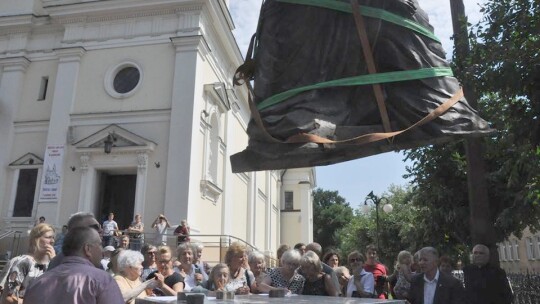 Pomnik św. Anny stanął przed kolegiatą