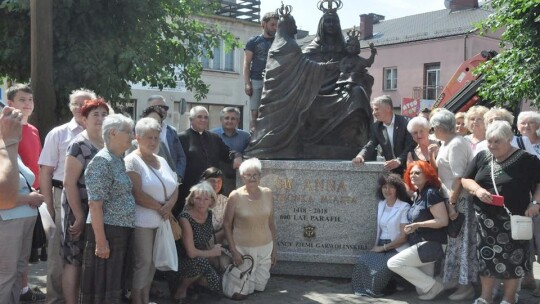 Pomnik św. Anny stanął przed kolegiatą