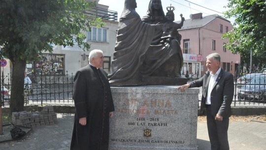 Pomnik św. Anny stanął przed kolegiatą