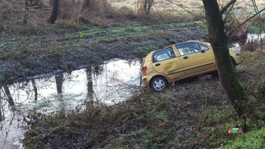 Celejów: Matiz prawie wpadł do rzeki