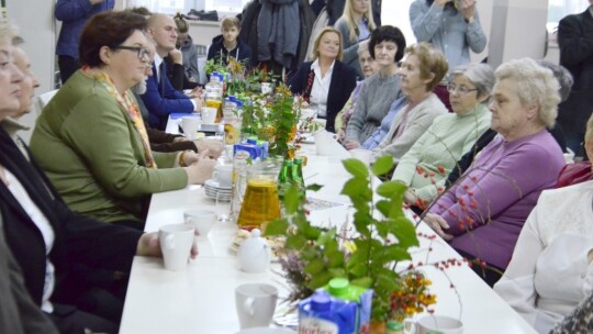 Minister seniorom z Woli Rębkowskiej przywiozła choinkę [wideo]