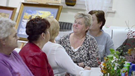 Minister seniorom z Woli Rębkowskiej przywiozła choinkę [wideo]