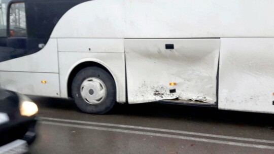 Kolizja autobusu z oplem spowodowała utrudnienia