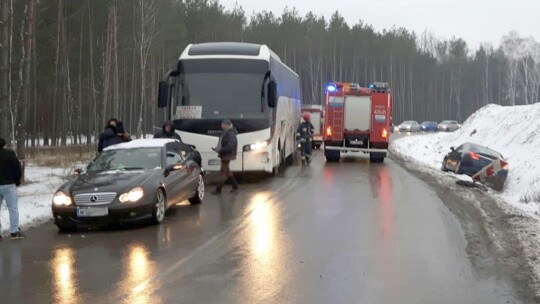 Kolizja autobusu z oplem spowodowała utrudnienia