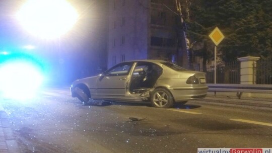 Nocna szarża 20-latka z BMW zakończona na latarni