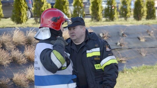 Ewakuacja starostwa po pożarze w garażu [wideo]