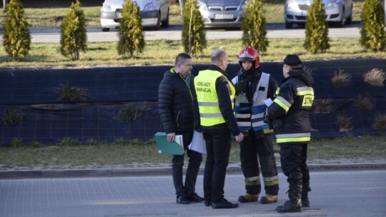 Ewakuacja starostwa po pożarze w garażu [wideo]