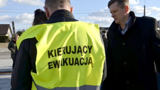 Ewakuacja starostwa po pożarze w garażu [wideo]