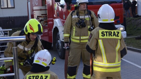 Ewakuacja starostwa po pożarze w garażu [wideo]