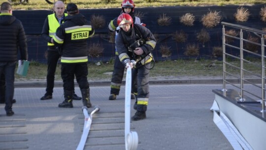 Ewakuacja starostwa po pożarze w garażu [wideo]