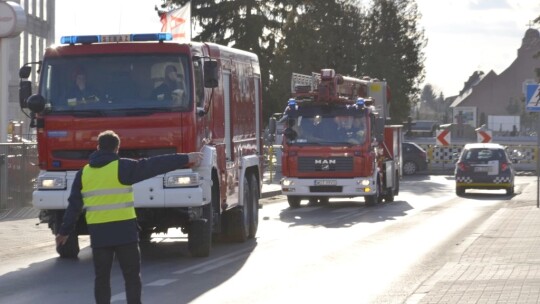 Ewakuacja starostwa po pożarze w garażu [wideo]