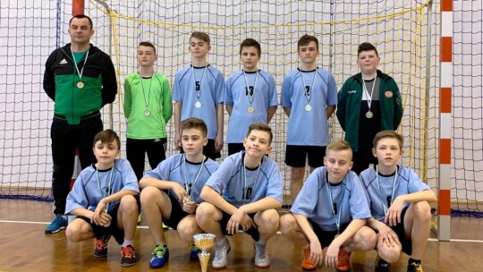 Chłopcy z Piątki mistrzami powiatu w futsalu klas IV?VI