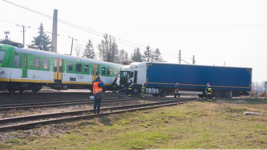 Wypadek na przejeździe kolejowym w Pilawie
