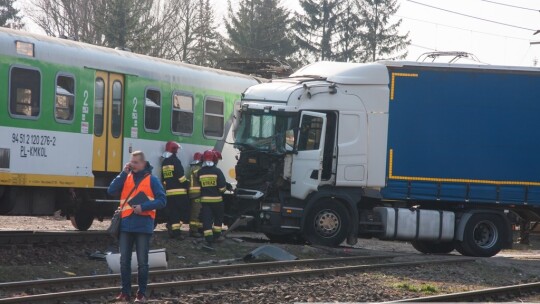 Wypadek na przejeździe kolejowym w Pilawie