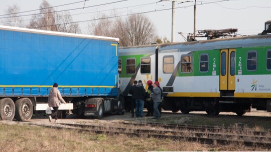 Wypadek na przejeździe kolejowym w Pilawie