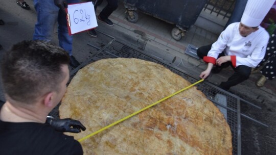 62-kilogramowy schabowy na wagę rekordu Guinnessa! [wideo]