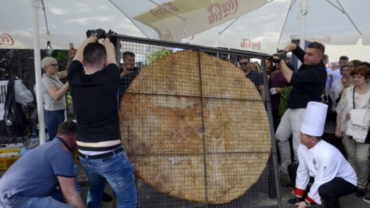 62-kilogramowy schabowy na wagę rekordu Guinnessa! [wideo]