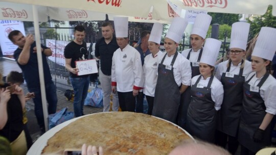 62-kilogramowy schabowy na wagę rekordu Guinnessa! [wideo]