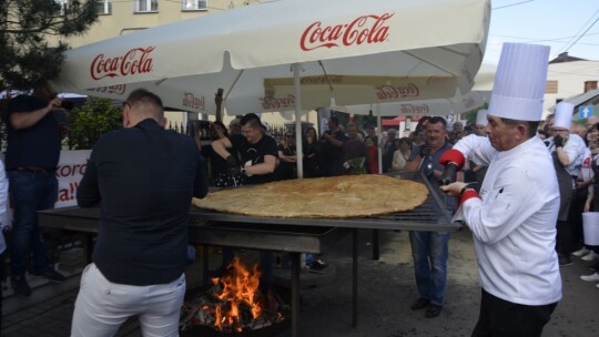 62-kilogramowy schabowy na wagę rekordu Guinnessa! [wideo]