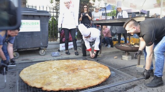 62-kilogramowy schabowy na wagę rekordu Guinnessa! [wideo]