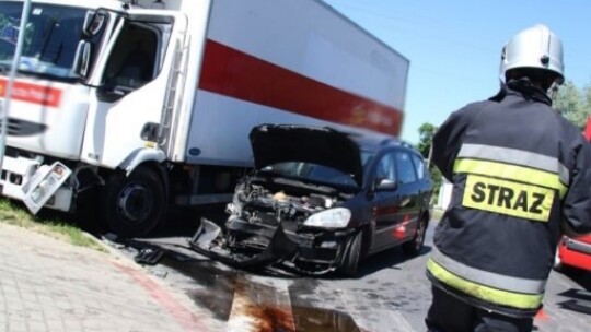 Osobówka zderzyła się z ciężarówką. 8-latka w szpitalu