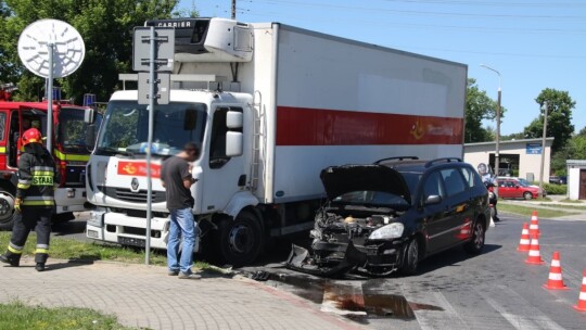 Osobówka zderzyła się z ciężarówką. 8-latka w szpitalu