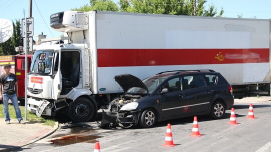 Osobówka zderzyła się z ciężarówką. 8-latka w szpitalu