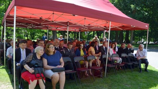 Tablica na 10. rocznicę wizyty prezydenta Kaczyńskiego Tablica na 10. rocznicę wizyty prezydenta Kaczyńskiego