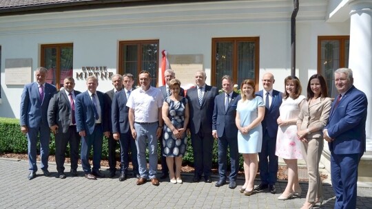 Tablica na 10. rocznicę wizyty prezydenta Kaczyńskiego Tablica na 10. rocznicę wizyty prezydenta Kaczyńskiego