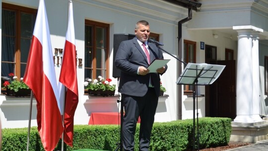 Tablica na 10. rocznicę wizyty prezydenta Kaczyńskiego Tablica na 10. rocznicę wizyty prezydenta Kaczyńskiego