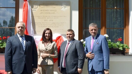 Tablica na 10. rocznicę wizyty prezydenta Kaczyńskiego Tablica na 10. rocznicę wizyty prezydenta Kaczyńskiego