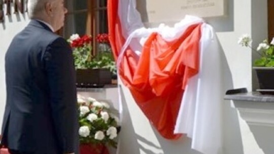 Tablica na 10. rocznicę wizyty prezydenta Kaczyńskiego Tablica na 10. rocznicę wizyty prezydenta Kaczyńskiego