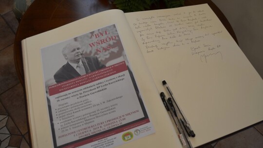 Tablica na 10. rocznicę wizyty prezydenta Kaczyńskiego Tablica na 10. rocznicę wizyty prezydenta Kaczyńskiego