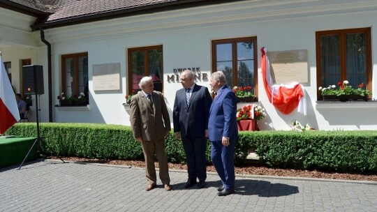 Tablica na 10. rocznicę wizyty prezydenta Kaczyńskiego Tablica na 10. rocznicę wizyty prezydenta Kaczyńskiego