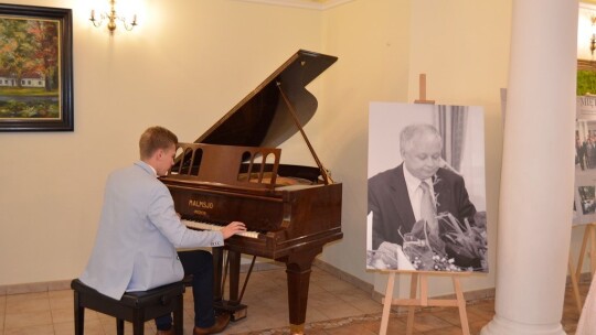 Tablica na 10. rocznicę wizyty prezydenta Kaczyńskiego Tablica na 10. rocznicę wizyty prezydenta Kaczyńskiego