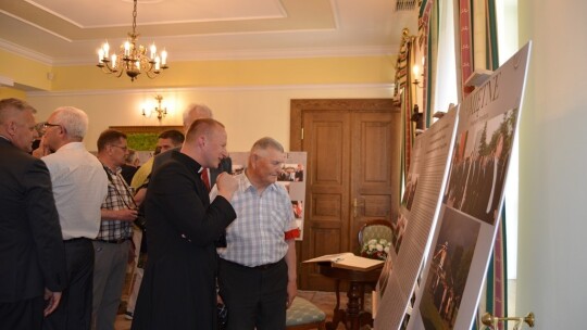 Tablica na 10. rocznicę wizyty prezydenta Kaczyńskiego Tablica na 10. rocznicę wizyty prezydenta Kaczyńskiego