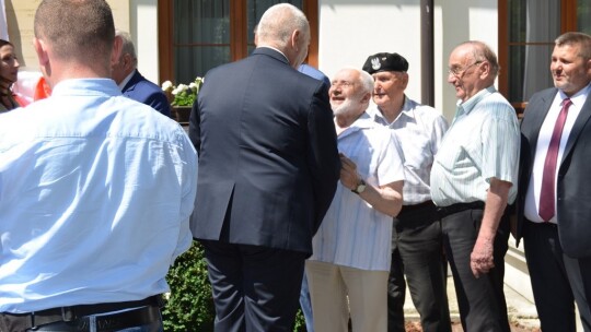 Tablica na 10. rocznicę wizyty prezydenta Kaczyńskiego Tablica na 10. rocznicę wizyty prezydenta Kaczyńskiego